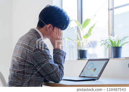 因在筆記型電腦上工作而眼睛疲勞的商人 110487543