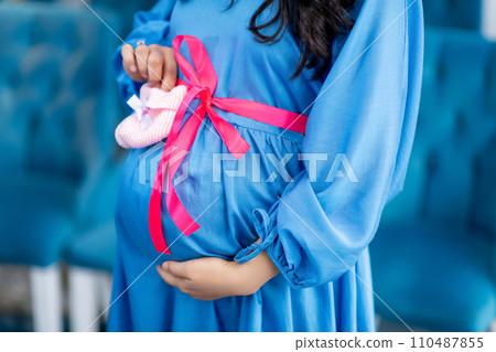 Pregnant women close-up Pregnant women close-up 110487855