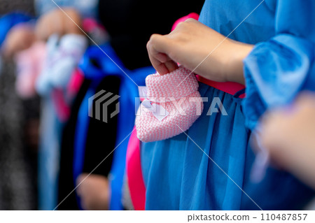 Pregnant women close-up Pregnant women close-up 110487857