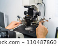 Micromanipulator with Petri Dish and microscop 110487860