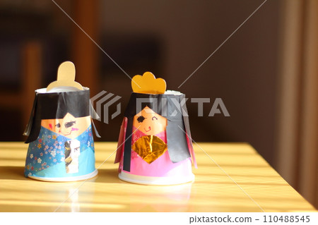 與兒童一起手工製作的 Hina 娃娃 - 摺紙和紙杯工藝品 110488545