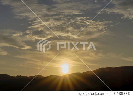 深秋美麗的夕陽天空 110488878