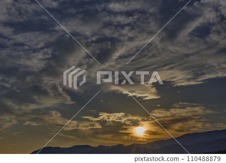 深秋美麗的夕陽天空 深秋美麗的夕陽天空 110488879