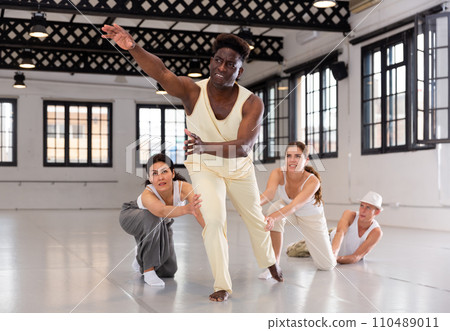 Group of artists rehearsing spectacle scene 110489011