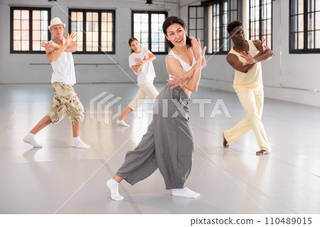 Dancers training modern dance movements Dancers training modern dance movements 110489015
