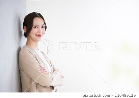 A beautiful woman looking at the camera that is easy to use when changing jobs or doing business. 110489129