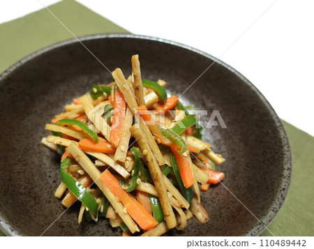 美味的金皮拉牛蒡配青椒 美味的金皮拉牛蒡配青椒 110489442