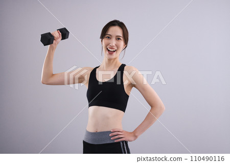 穿著運動服、拿著啞鈴的女人 110490116