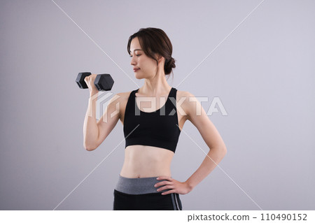 穿著運動服、拿著啞鈴的女人 穿著運動服、拿著啞鈴的女人 110490152