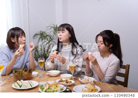 年輕女子，女孩之夜，三個人，家 110490348