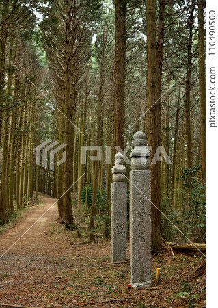 高野山町石道144町石（左）和一里石（右） 110490500