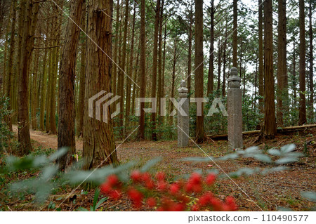 高野山町石道144町石（左）和一里石（右） 110490577