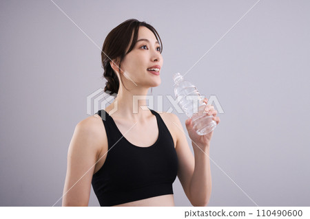 穿著運動服補水的女人 110490600