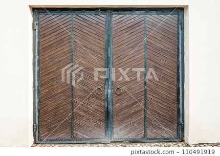 Old barn gate. Wooden rustic gate for a warehouse, stable or barn Old barn gate. Wooden rustic gate for a warehouse, stable or barn 110491919