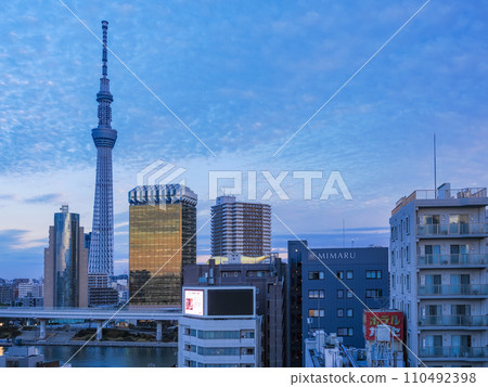 (Tokyo) Tokyo Sky Tree, Sumida Ward Office, Asahi Beer Building evening view (Tokyo) Tokyo Sky Tree, Sumida Ward Office, Asahi Beer Building evening view 110492398