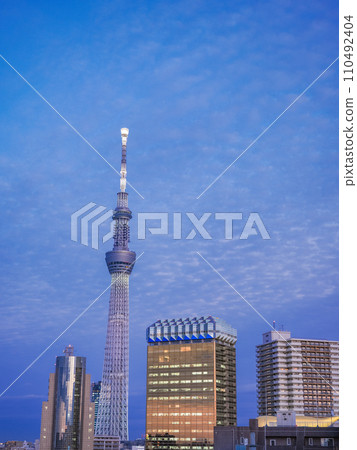 （東京）東京晴空塔、墨田區役所、朝日啤酒大樓夜景 110492404