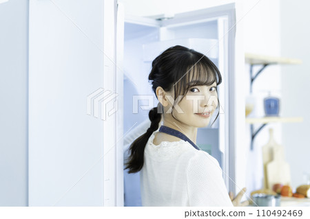 一個圍裙的年輕女士 110492469