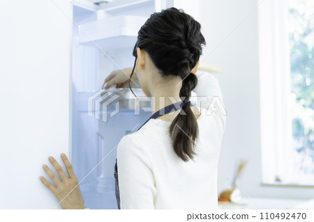 一個圍裙的年輕女士 110492470