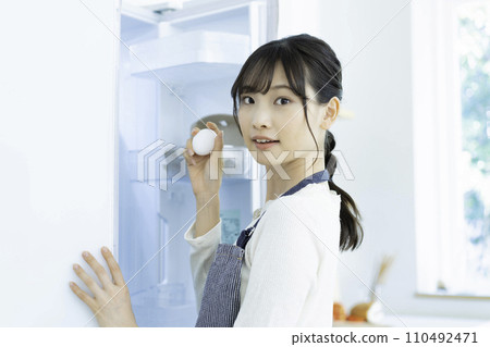 一個圍裙的年輕女士 110492471