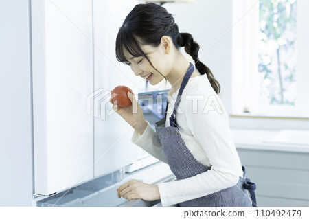 A young lady who had an apron 110492479