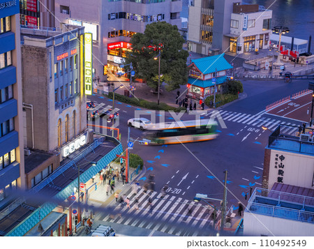 （東京）淺草吾妻橋十字路口夜景 110492549