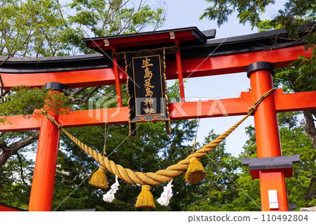 春天的長野縣上田市，日本中部的生島蘆島神社綠意盎然 110492804