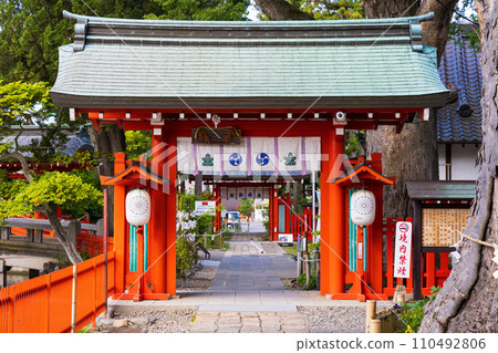 Spring in Ueda City, Nagano Prefecture, Ikushima Ashijima Shrine in the middle of Japan with fresh greenery 110492806