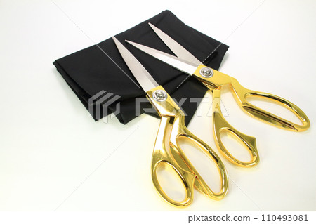 帶有金色手柄的織物切割剪刀 帶有金色手柄的織物切割剪刀 110493081