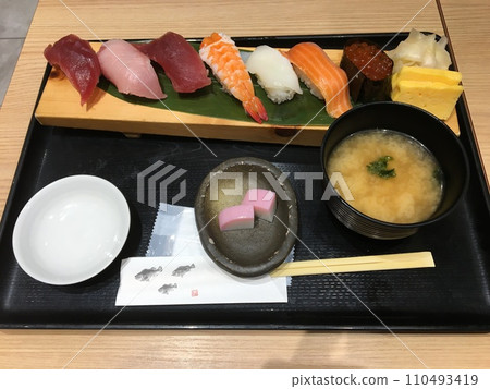 Delicious nigiri sushi and shimi miso soup Delicious nigiri sushi and shimi miso soup 110493419