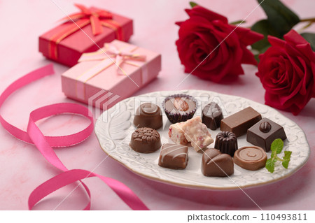 情人節 巧克力與鮮花 情人節 110493811