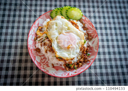 Minced pork and fried egg with basil 110494133