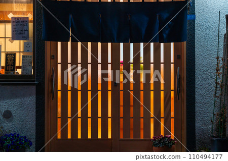 旅遊景點、夜間餐廳、有格紋門的入口 110494177