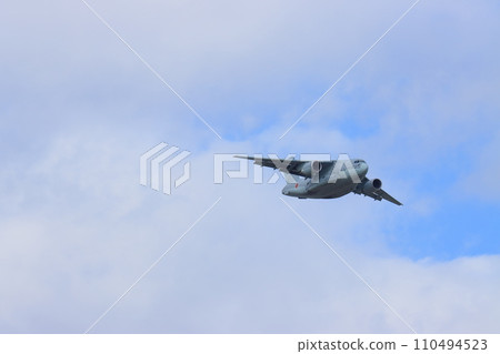 低空飛行的C2運輸機、航空自衛隊運輸機 110494523