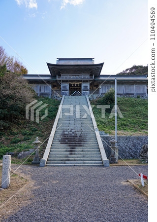 眺望玄界海的神戶島上的但馬神社(佐賀縣唐津市由布子町) 眺望玄界海的神戶島上的但馬神社(佐賀縣唐津市由布子町) 110494569
