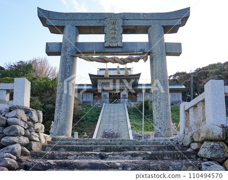 眺望玄界海的神戶島上的但馬神社(佐賀縣唐津市由布子町) 眺望玄界海的神戶島上的但馬神社(佐賀縣唐津市由布子町) 110494570