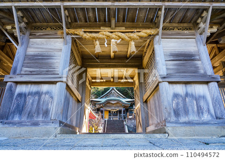 眺望玄界海的神戶島上的但馬神社(佐賀縣唐津市由布子町) 眺望玄界海的神戶島上的但馬神社(佐賀縣唐津市由布子町) 110494572