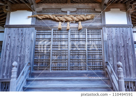 眺望玄界海的神戶島上的但馬神社(佐賀縣唐津市由布子町) 眺望玄界海的神戶島上的但馬神社(佐賀縣唐津市由布子町) 110494591