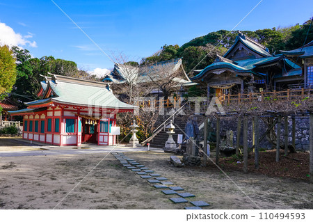 眺望玄界海的神戶島上的但馬神社（佐賀縣唐津市由布子町） 110494593