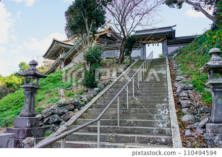 眺望玄界海的神戶島上的但馬神社（佐賀縣唐津市由布子町） 110494594