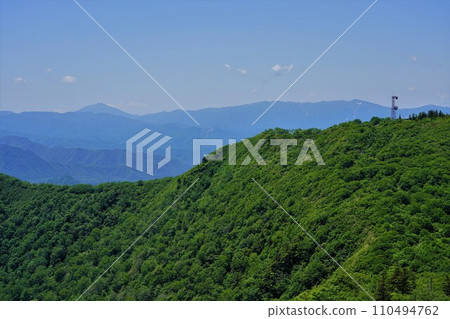 Mt. Hiushigatake and Mt. Aizukomagatake from the summit of Mt. Shichigatake 110494762
