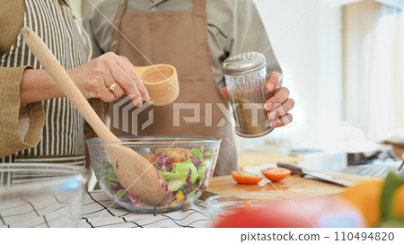 Senior couple making healthy vegetarian food at home. Healthy eating concept. 110494820