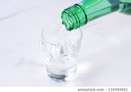 將韓國燒酒倒入玻璃杯中 110494881