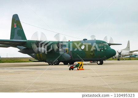 航空自衛隊C-130H運輸機準備起飛 航空自衛隊C-130H運輸機準備起飛 110495323
