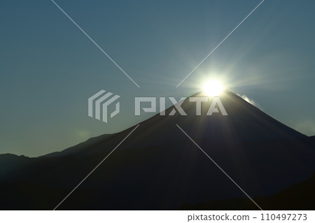 從富士川町高下眺望鑽石富士 從富士川町高下眺望鑽石富士 110497273