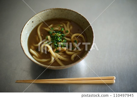 陶瓷碗裡的咖哩烏龍麵 110497945