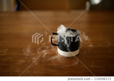 當我將乾冰放入一杯水中並釋放煙霧時。 110498172