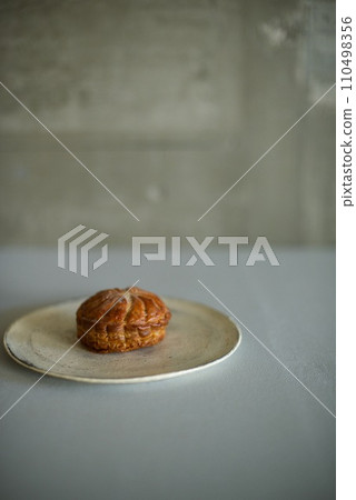 Pithivier,白盤上的西式糖果 Pithivier,白盤上的西式糖果 110498356