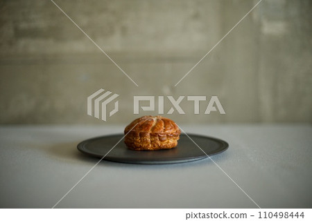 Pithivier, a Western confectionery on a black plate 110498444