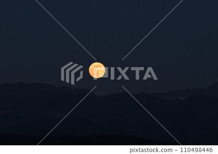 The last full cold moon of 2023 rising from the Okuchichibu massif 110498446