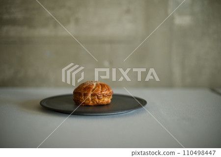 Pithivier, a Western confectionery on a black plate Pithivier, a Western confectionery on a black plate 110498447